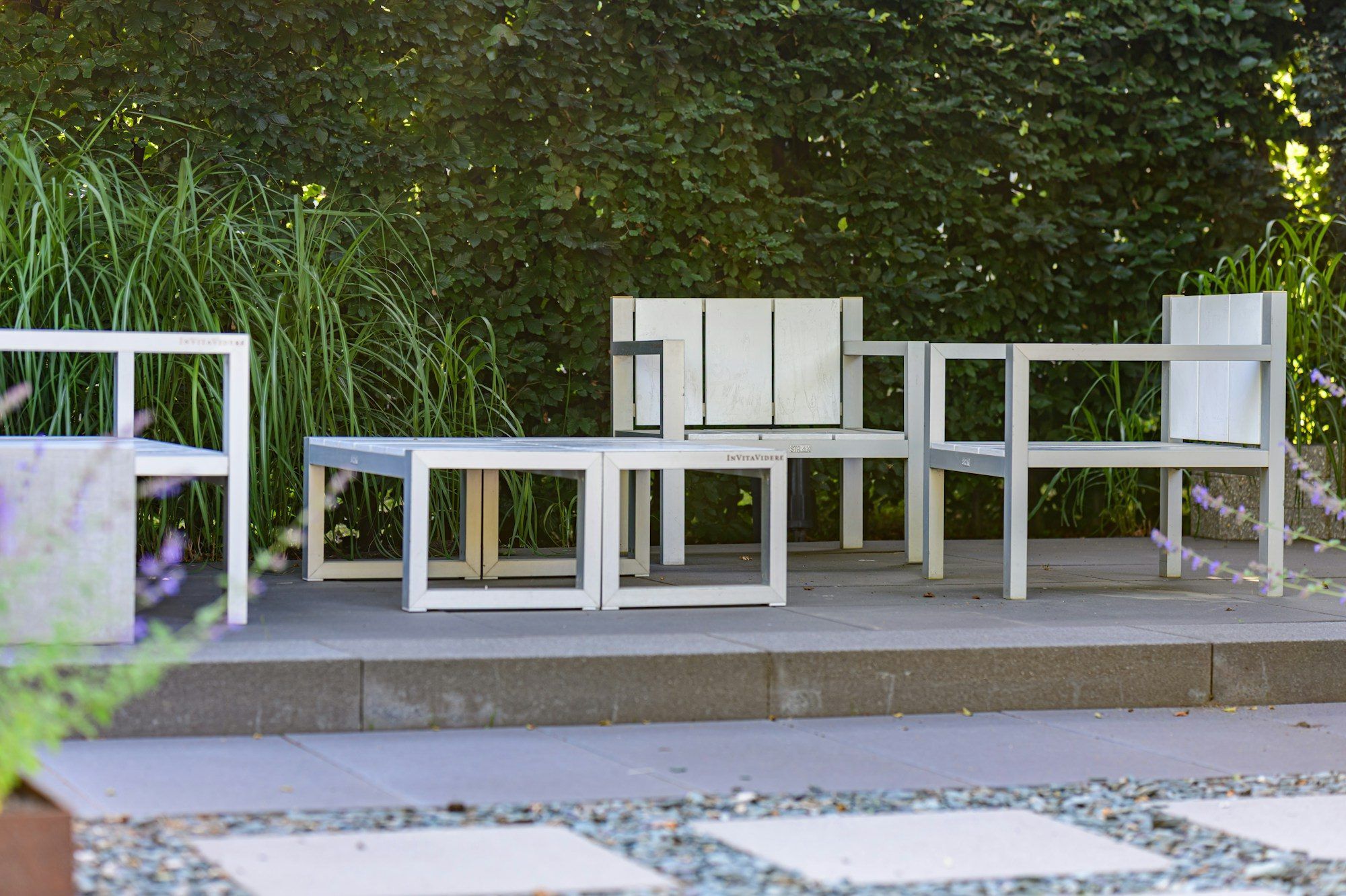 Petite terrasse contemporaine avec mobilier blanc et graminées